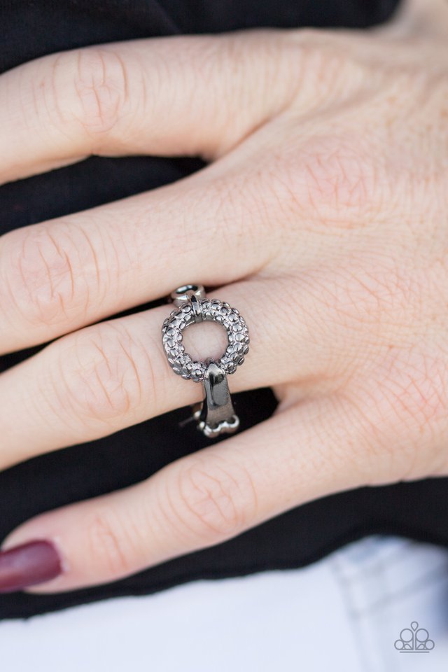 Paparazzi ♥ Rebel Chic - Black ♥ Ring