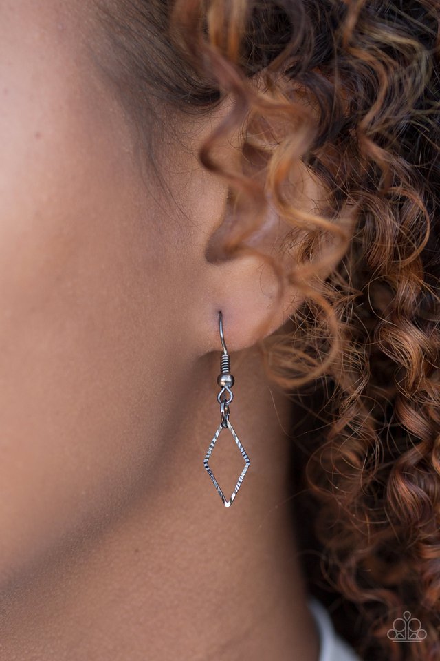 Paparazzi ♥ Dangerously Dainty - Black ♥ Necklace