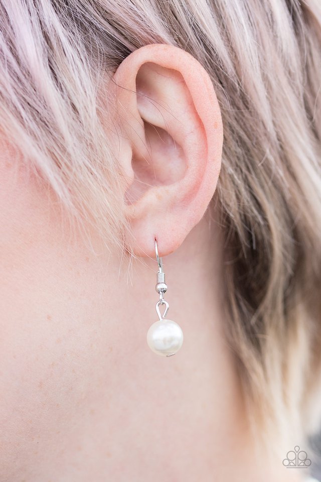 Paparazzi ♥ Ahead Of The FAME 2 - White ♥ Necklace