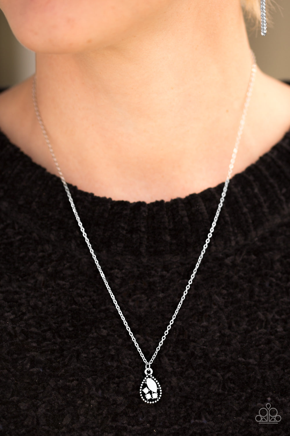 Paparazzi ♥ Drop and Shimmer - White ♥ Necklace