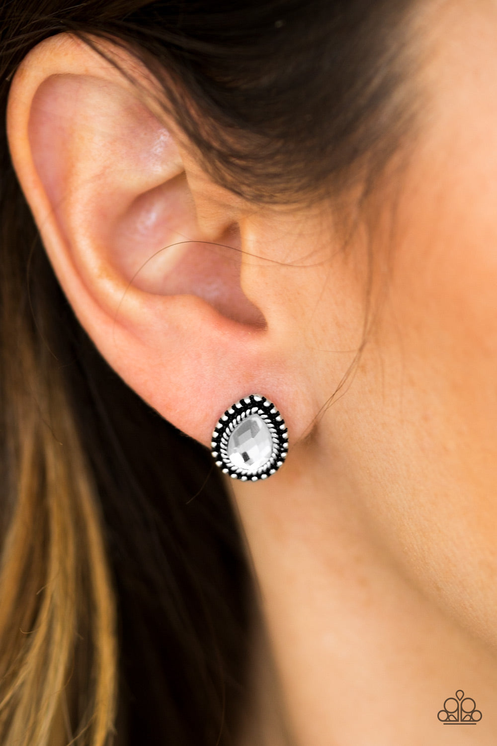 Paparazzi ♥ Glittering Romance - White Post ♥ Post Earrings