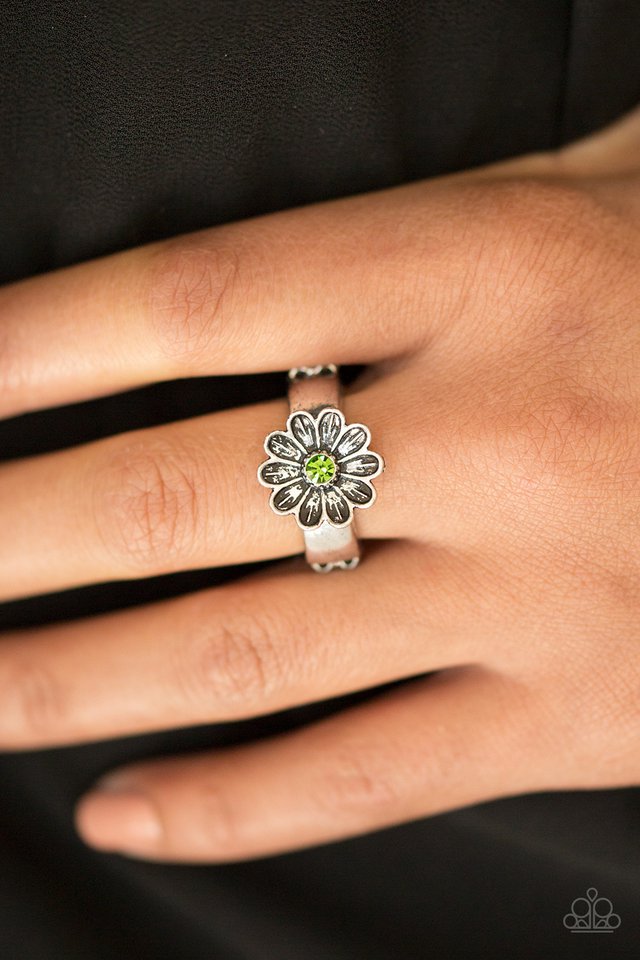 Paparazzi ♥ Anywhere BUD Here - Green ♥ Ring