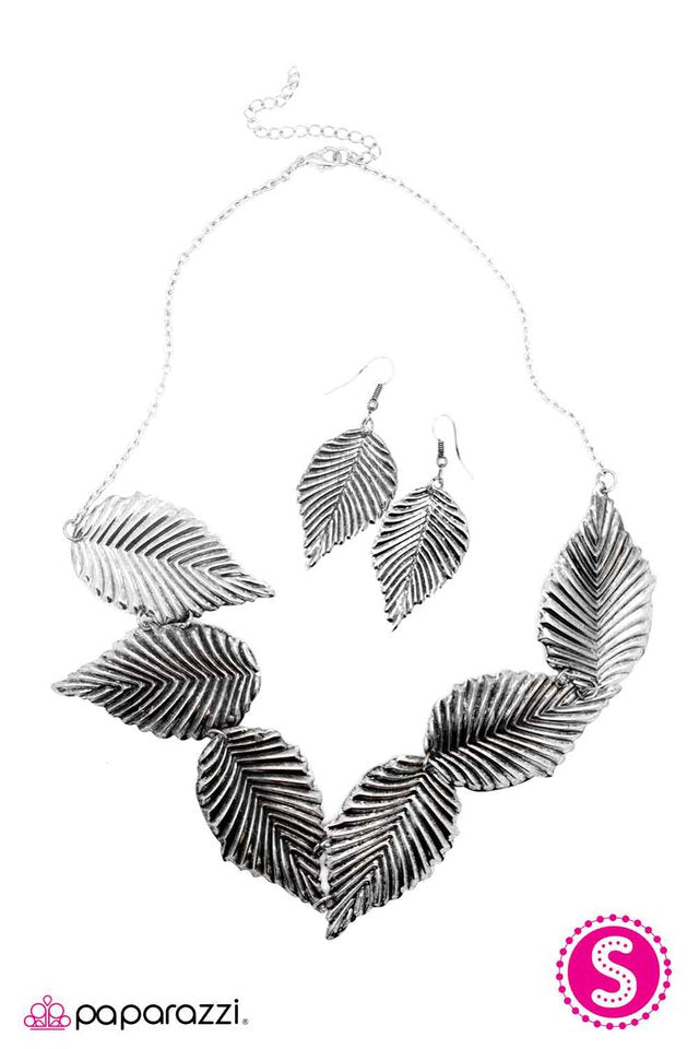 Paparazzi ♥ Dont LEAF Me - Silver ♥ Necklace