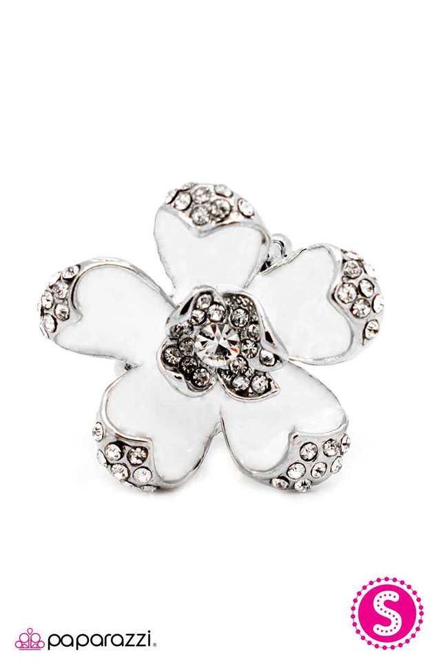 Paparazzi ♥ Blooming Elegance - White ♥ Ring