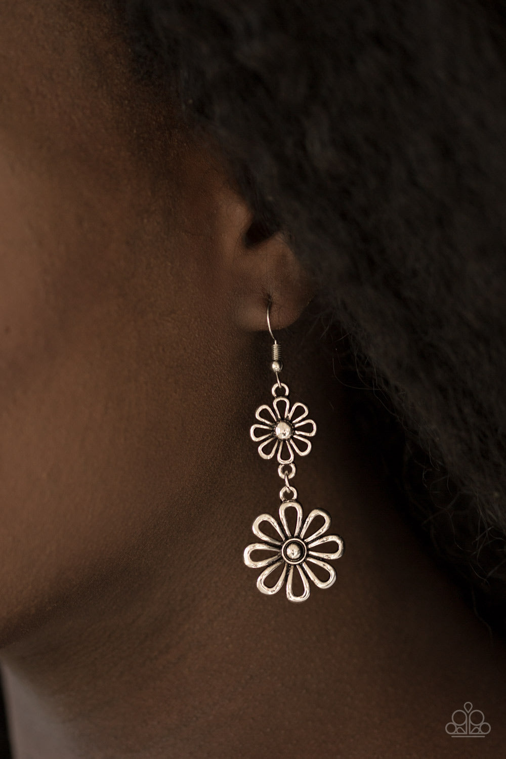 Paparazzi ♥ A Date With Daisies - Silver ♥ Earrings