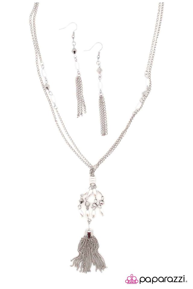 Paparazzi ♥ Deliberately Delicate - White ♥ Necklace
