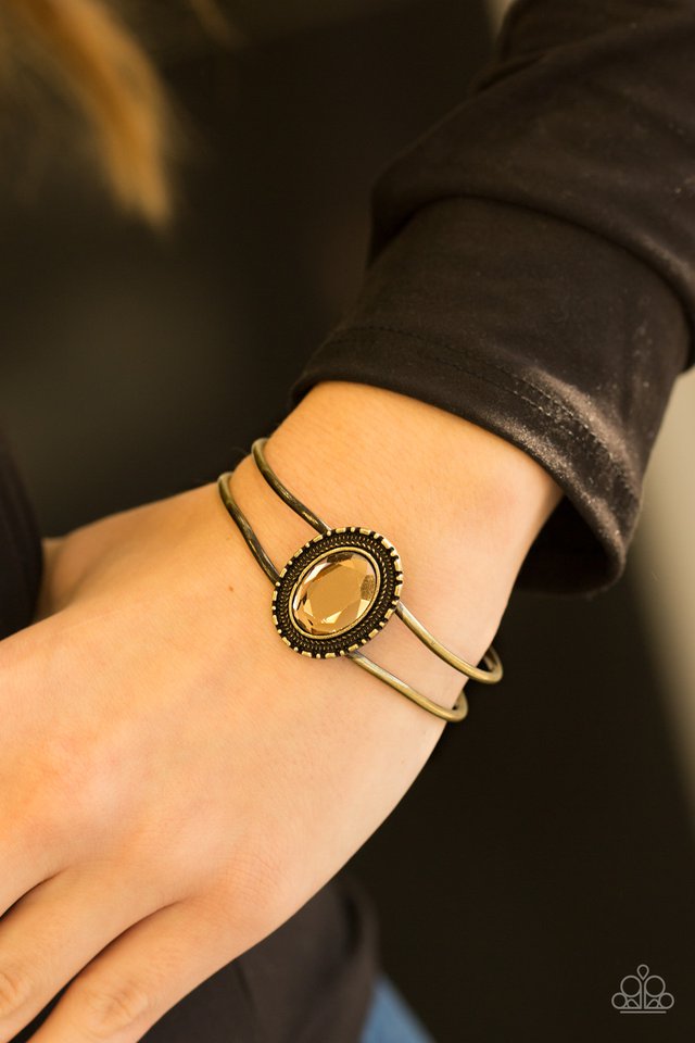 Paparazzi ♥ GLEAM Big! - Brass ♥ Bracelet