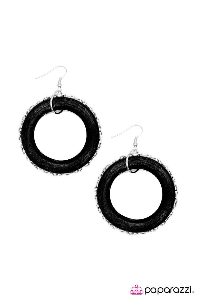 Paparazzi ♥ Chain Reaction - Black ♥ Earrings