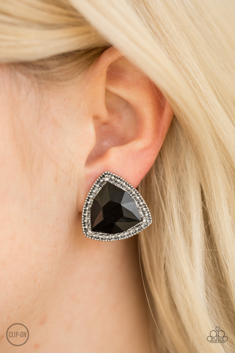 Paparazzi ♥ Daringly Duchess - Black Clip-On ♥ Clip-On