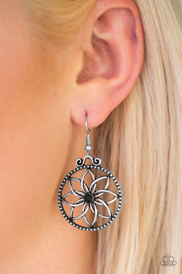 Paparazzi ♥ Bloom Bloom - Black ♥ Earrings