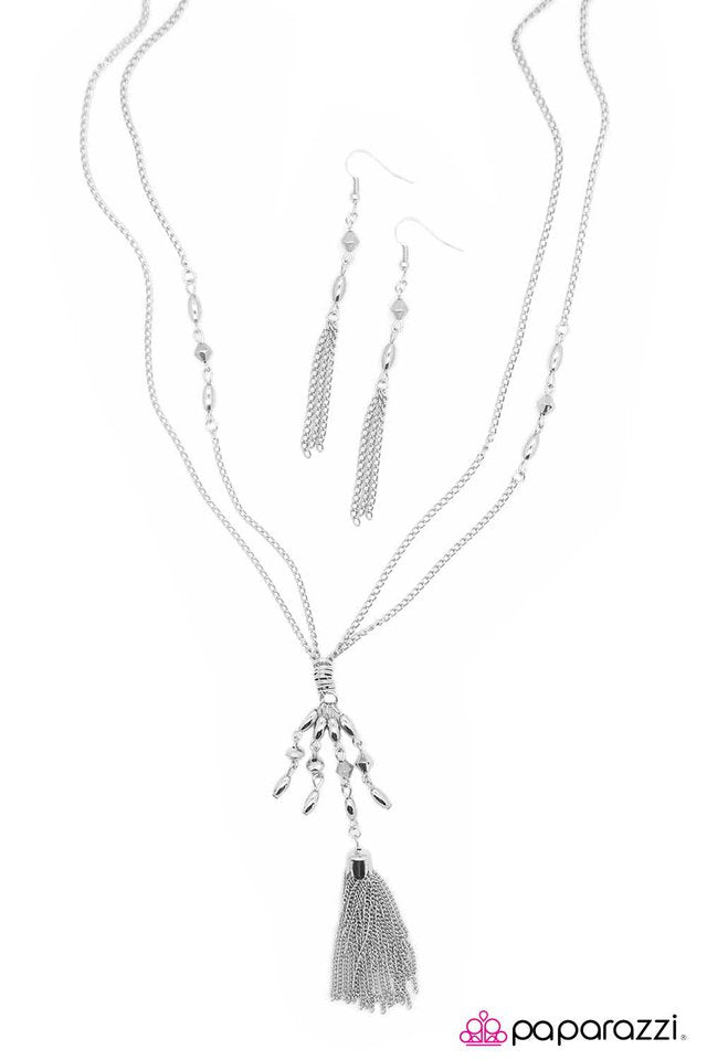 Paparazzi ♥ Deliberately Delicate – Silver - Silver ♥ Necklace