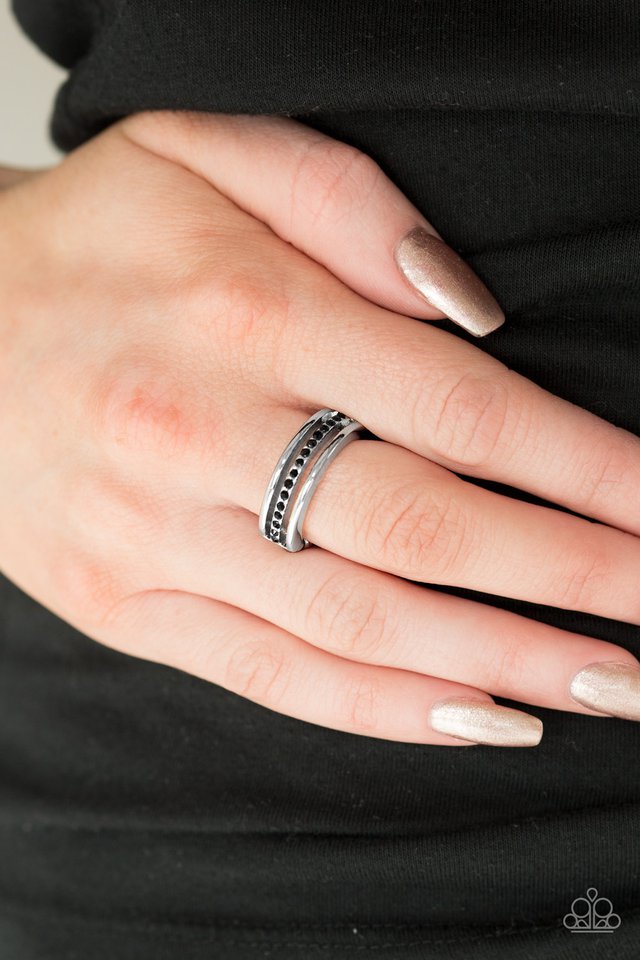 Paparazzi ♥ Center Court - Black ♥ Ring