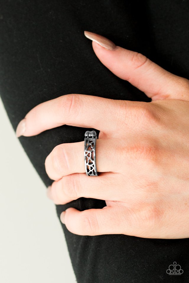 Paparazzi ♥ HEART Me Out! - Black ♥ Ring