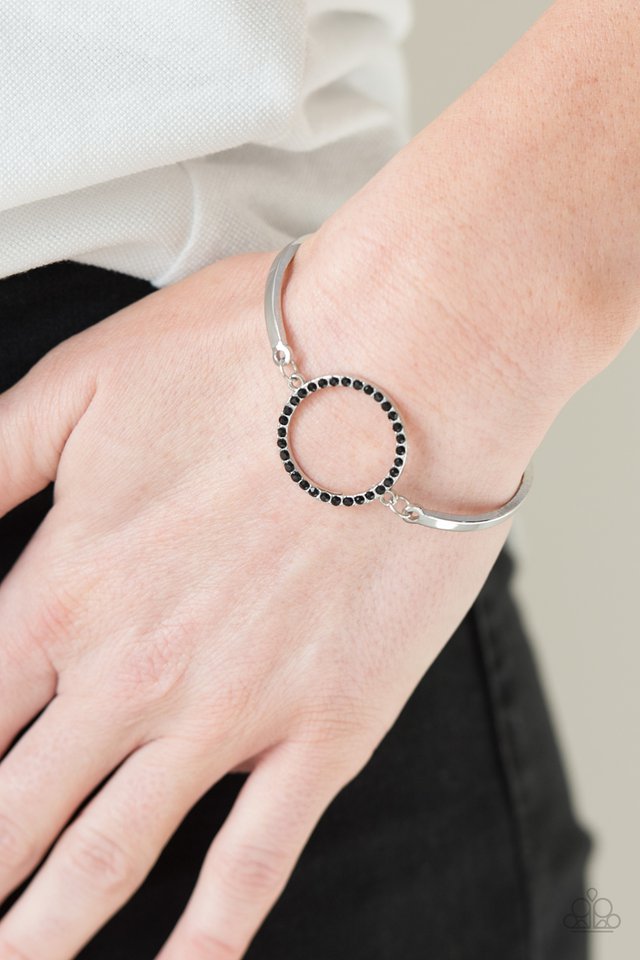 Paparazzi ♥ Center Of Couture - Black ♥ Bracelet