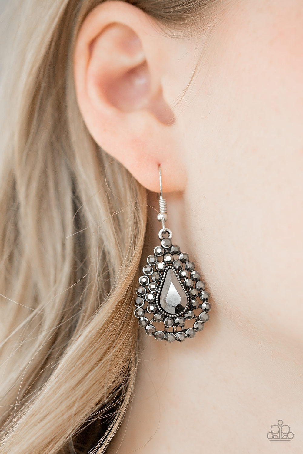 Paparazzi ♥ Diamond Dazzle - Silver ♥ Earrings