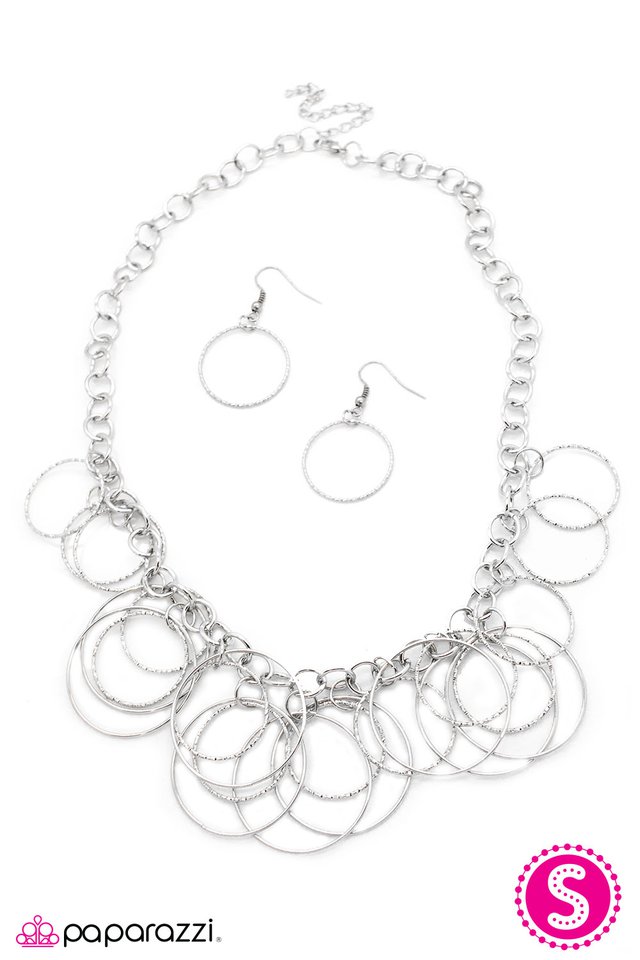 Paparazzi ♥ Get In the Ring - Silver ♥ Necklace