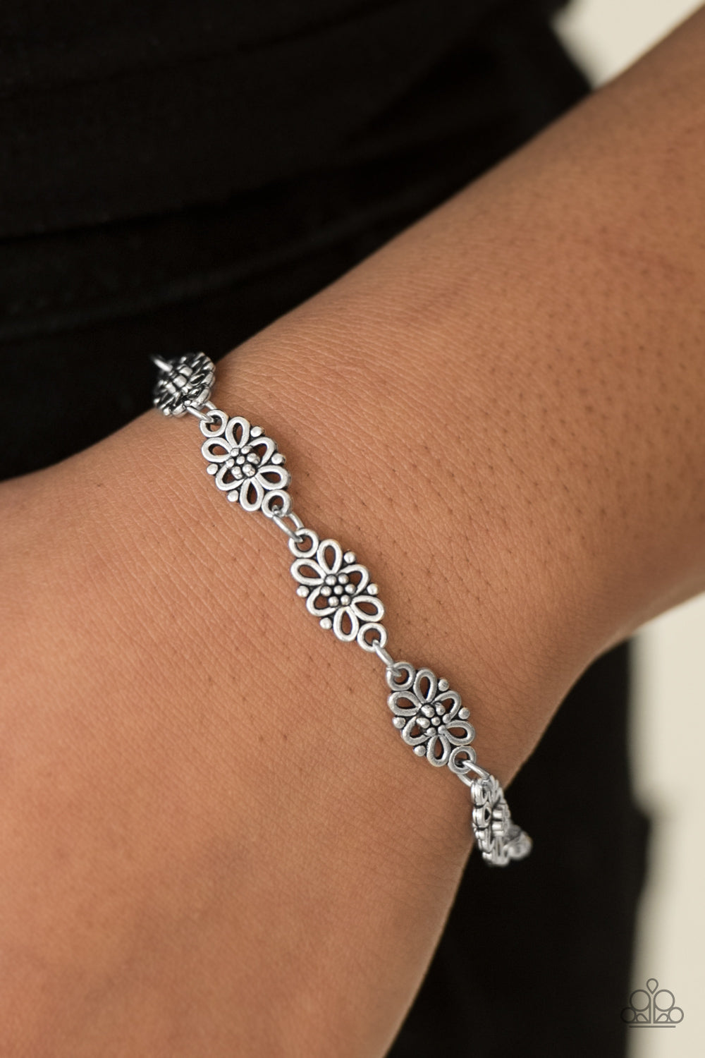 Paparazzi ♥ Easy Daisy - Silver ♥ Bracelet