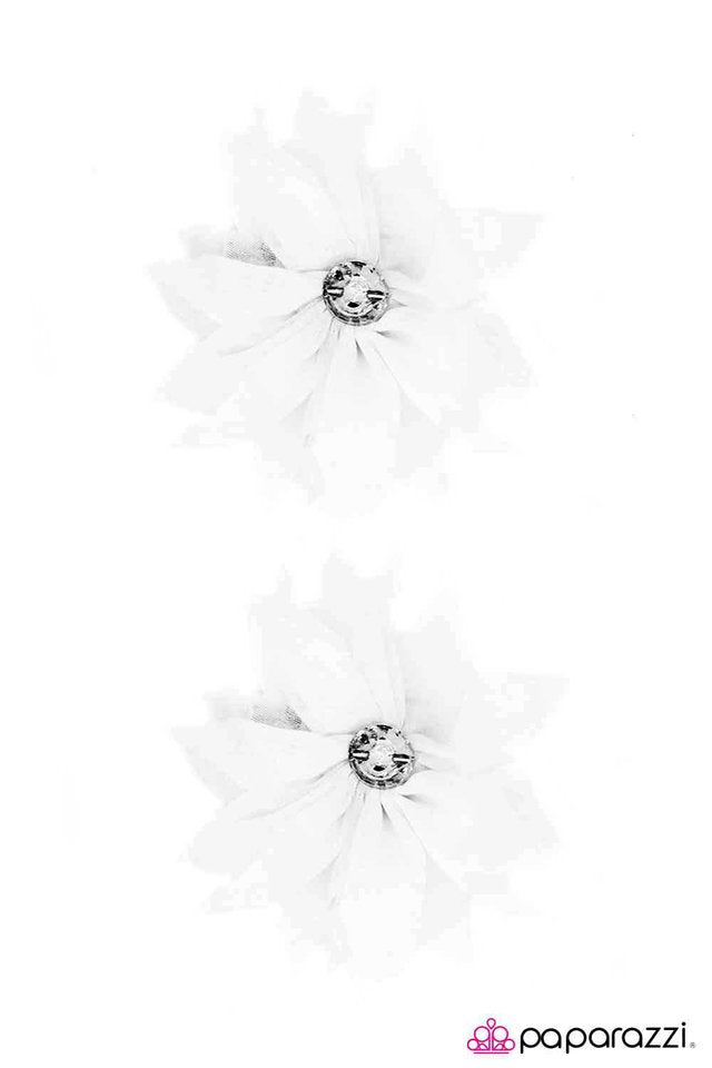 Paparazzi ♥ Shock Value - White ♥ Hair Clip