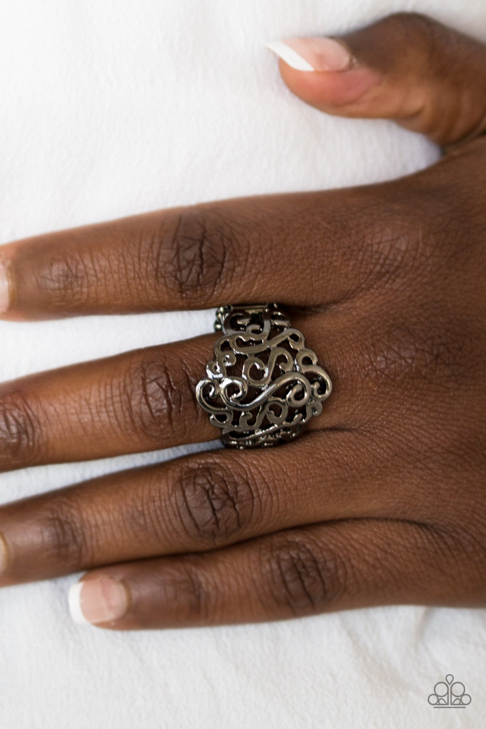 Paparazzi ♥ Dizzy Demure - Black ♥ Ring
