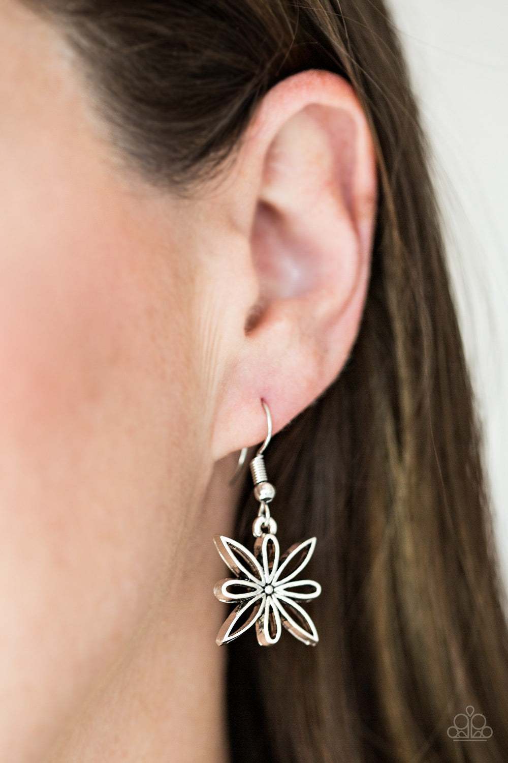 Paparazzi ♥ Decked Out In Daisies - Silver ♥ Necklace