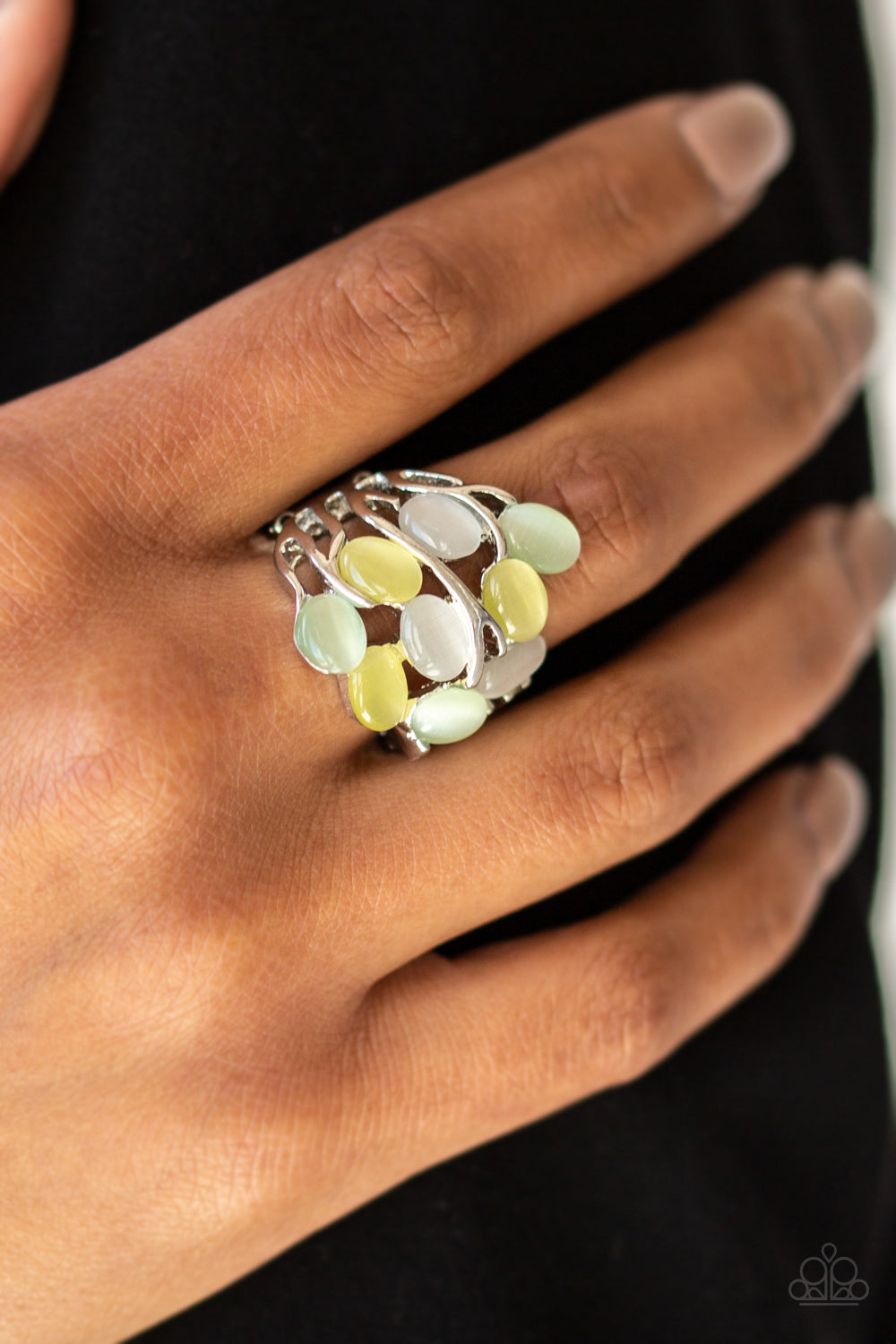 Paparazzi ♥ Really Starting To GLOW On Me - Green ♥ Ring