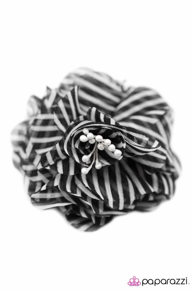 Paparazzi ♥ Earning My Stripes - Black ♥ Hair Clip
