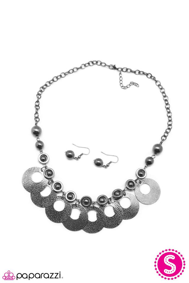 Paparazzi ♥ Strike While Haute - Black ♥ Necklace