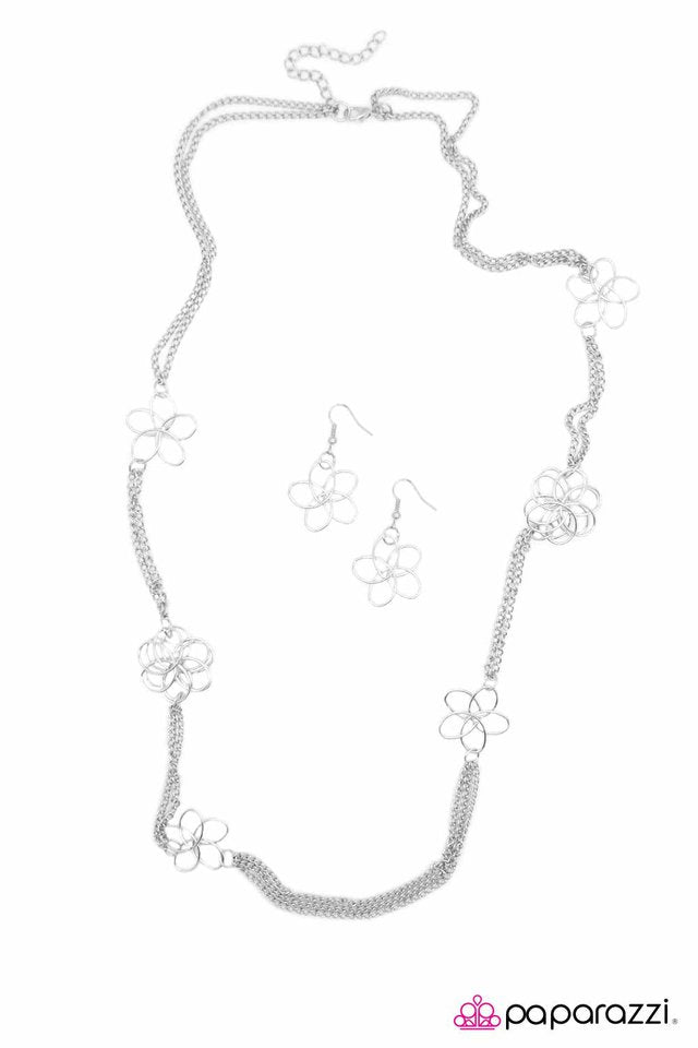 Paparazzi ♥ Brilliant Blossoms - Silver ♥ Necklace