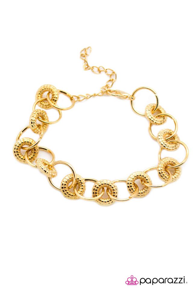 Paparazzi ♥ Open and Shut - Gold ♥ Bracelet