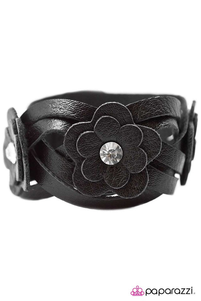 Paparazzi ♥ Weaving Down the Garden Path - Black ♥ Bracelet