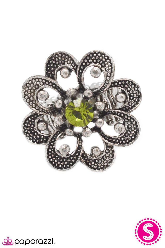 Paparazzi ♥ Growing Admiration - Green ♥ Ring