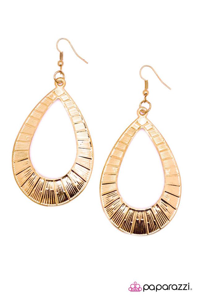 Paparazzi ♥ Get a Grip - Gold ♥ Earrings