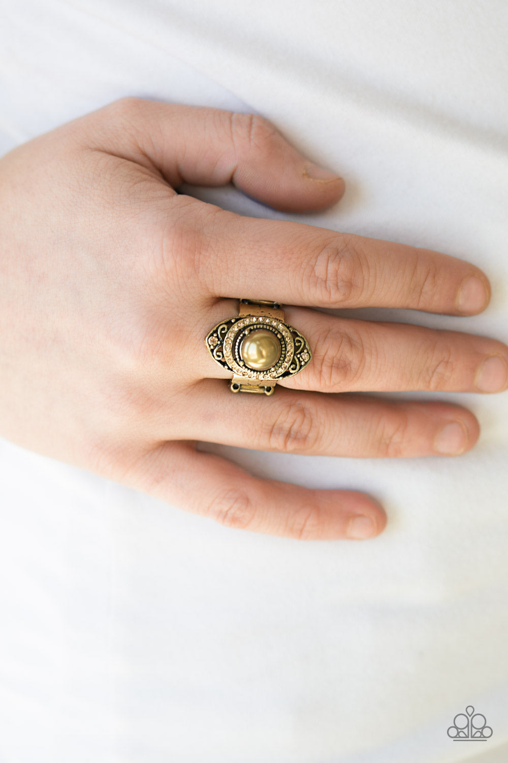 Paparazzi ♥ Pearl Posh - Brass ♥ Ring