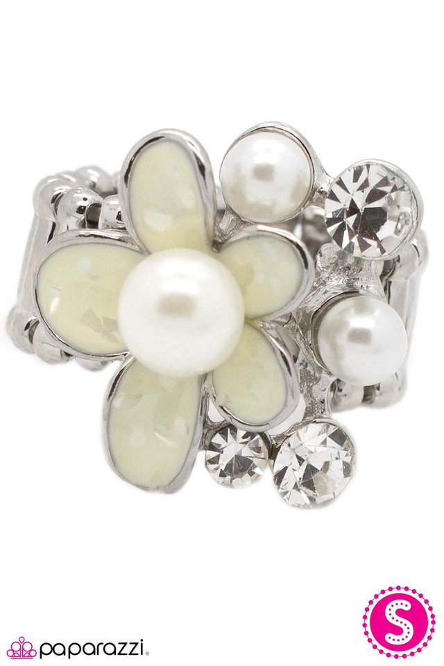 Paparazzi ♥ Blooms of Bravery - White ♥ Ring