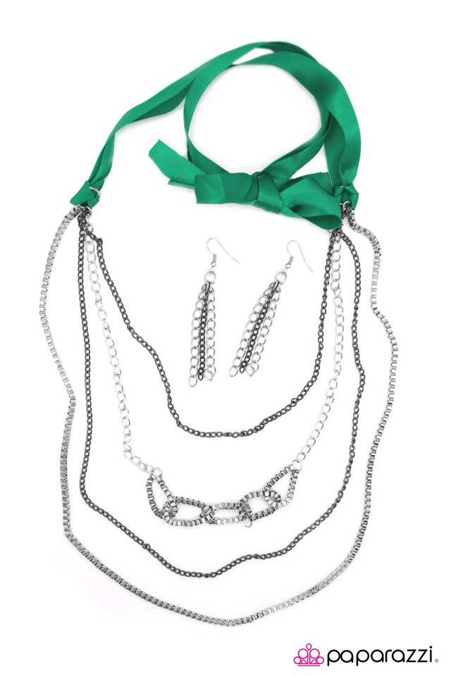Paparazzi ♥ Delicately Dangerous - Green ♥ Necklace