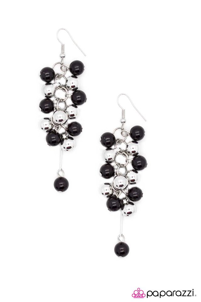 Paparazzi ♥ Pulling Away - Black ♥ Earrings