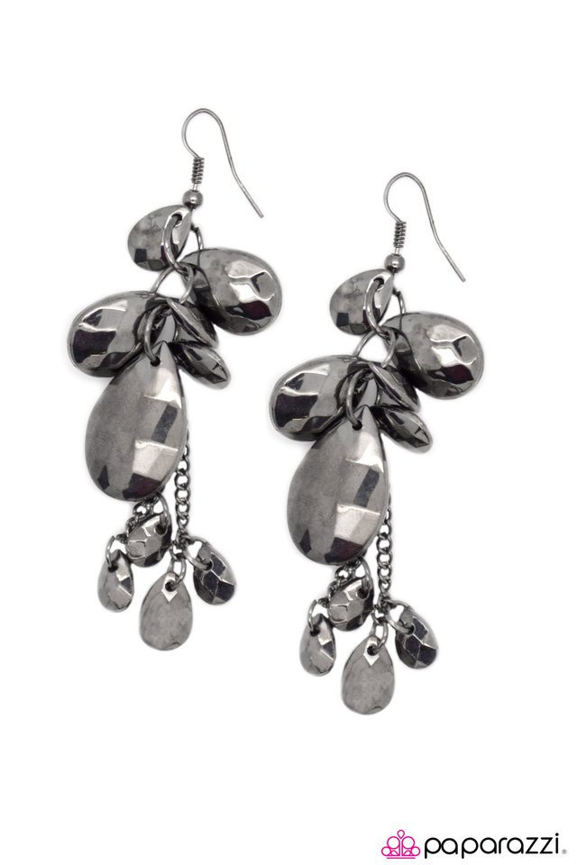 Paparazzi ♥ Dancing in the Rain - Black ♥ Earrings