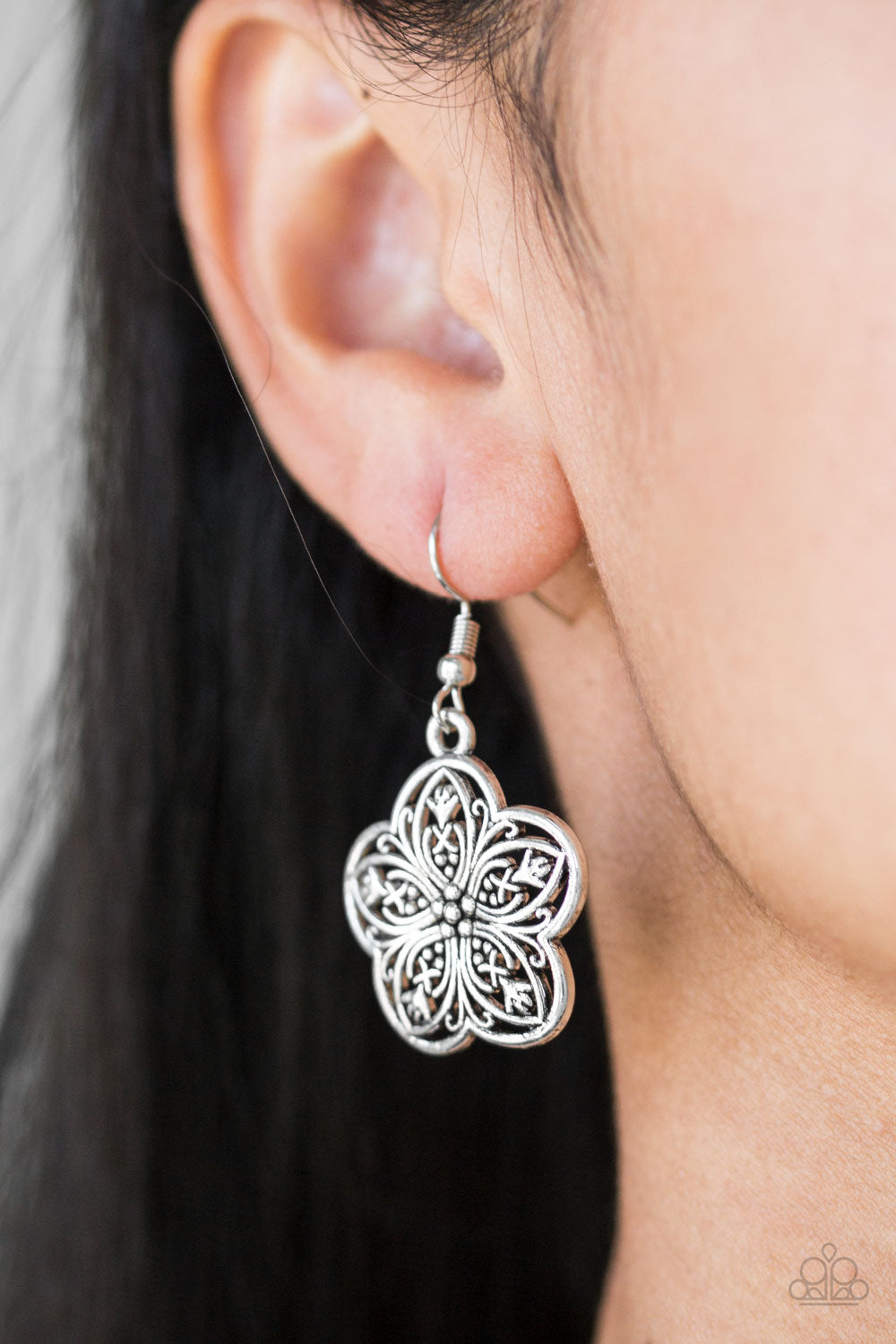 Paparazzi ♥ Garden Groove - Silver ♥ Necklace