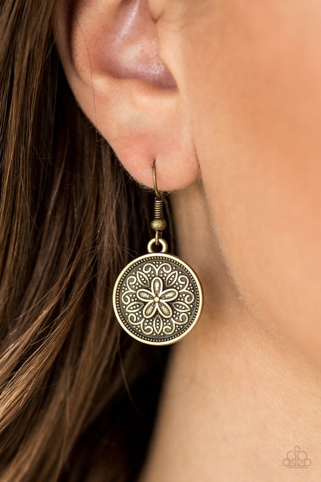 Paparazzi ♥ Seeing Star Lillies - Brass ♥ Earrings
