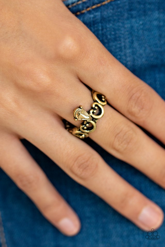 Paparazzi ♥ Twinkling Tiaras - Brass ♥ Ring