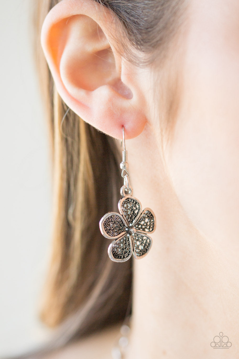 Paparazzi ♥ No Common Daisy - Silver ♥ Necklace