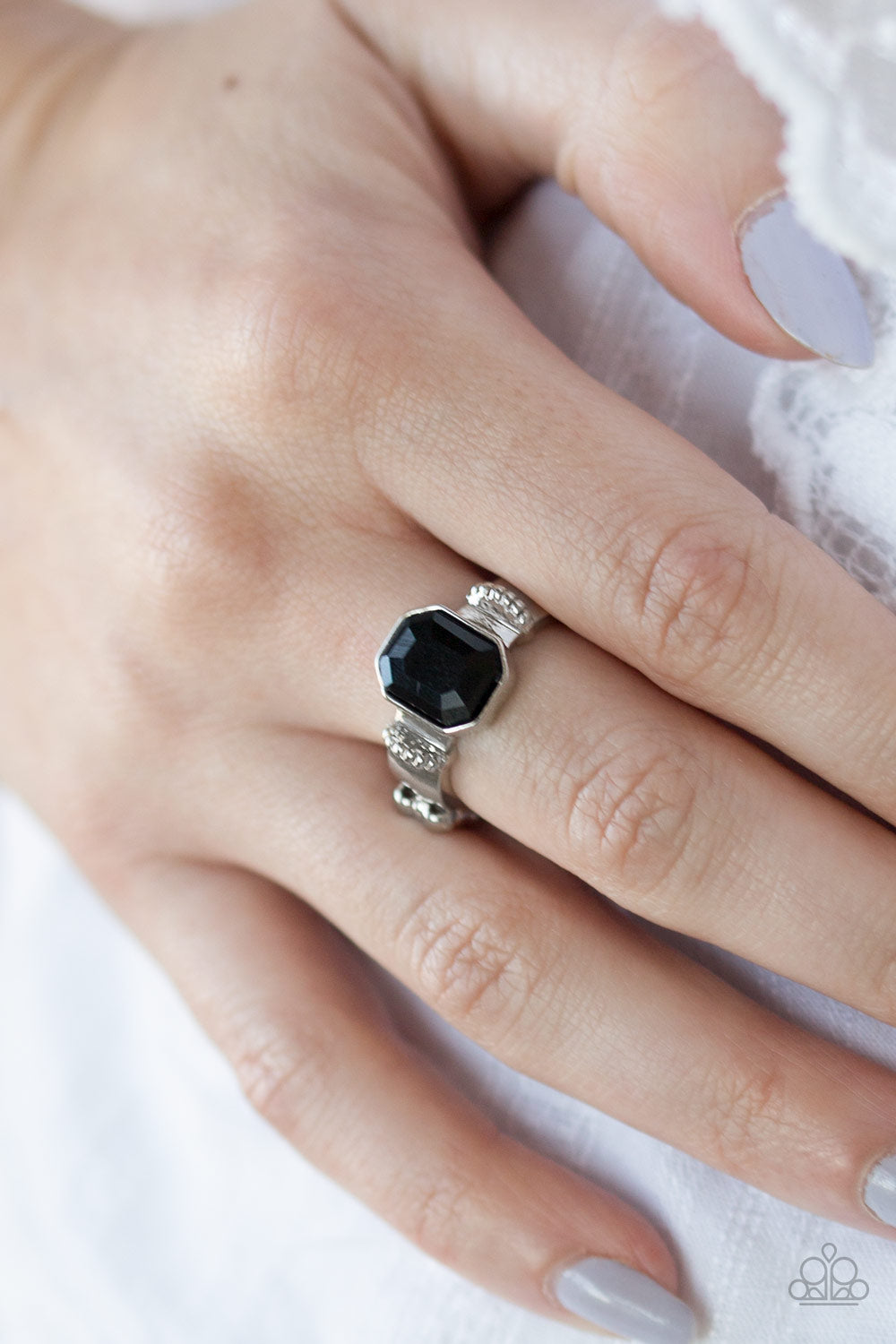 Paparazzi ♥ Regal Relic - Black ♥ Ring