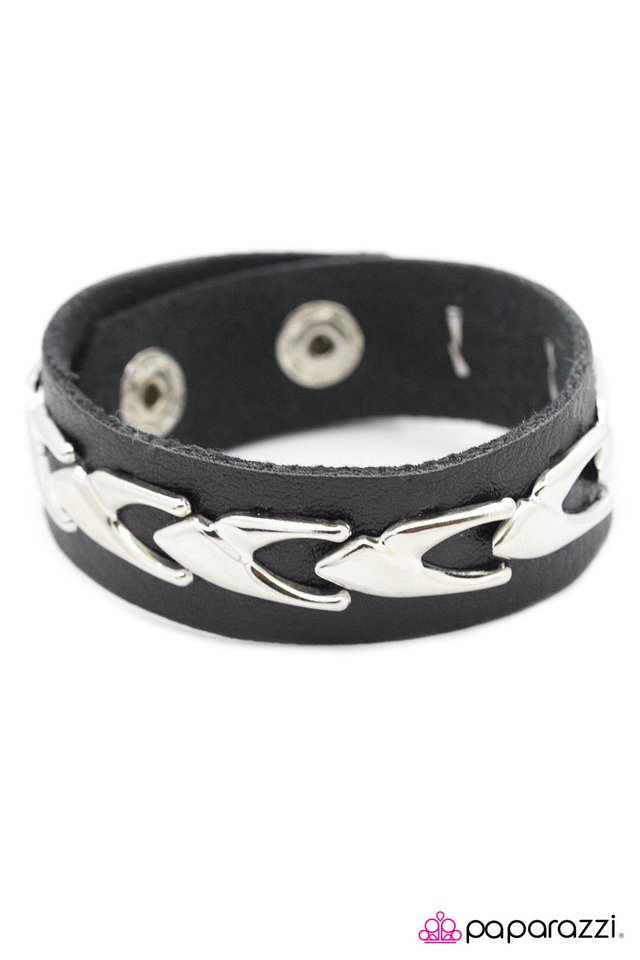 Paparazzi ♥ Keep On Trekking - Black ♥ Bracelet