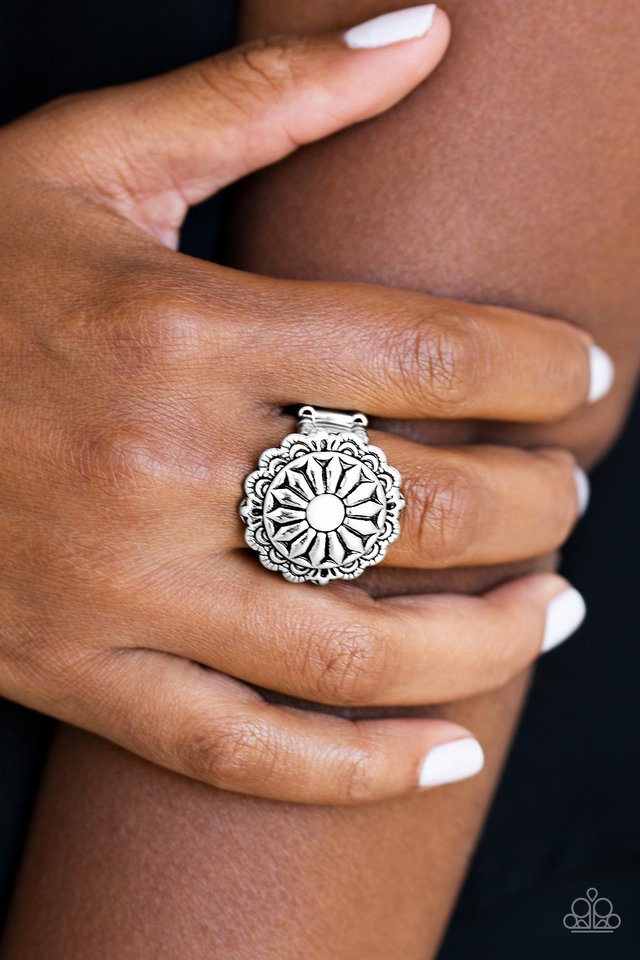 Paparazzi ♥ Daringly Daisy - White ♥ Ring