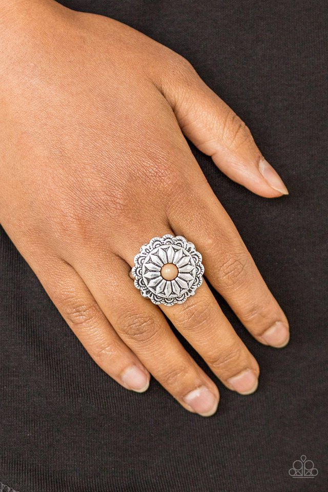Paparazzi ♥ Daringly Daisy - Brown ♥ Ring