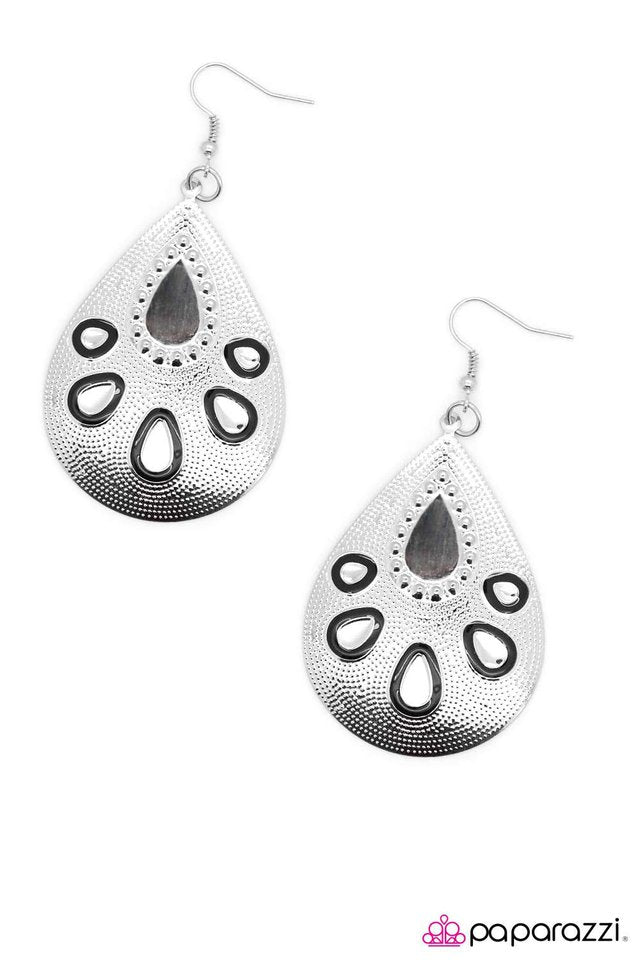 Paparazzi ♥ Proud As A Peacock - Black ♥ Earrings
