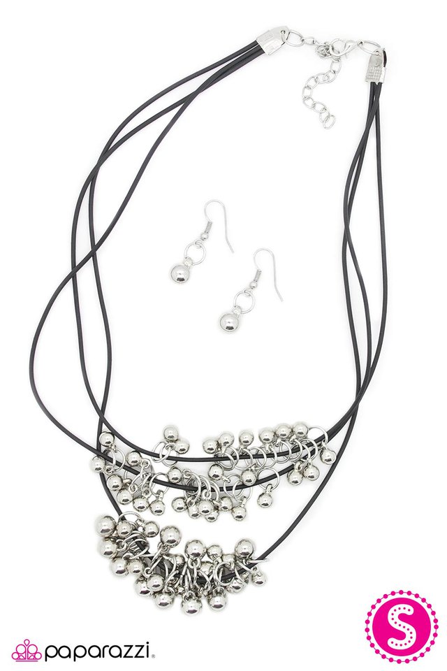 Paparazzi ♥ First Come, First Serve - Black ♥ Necklace