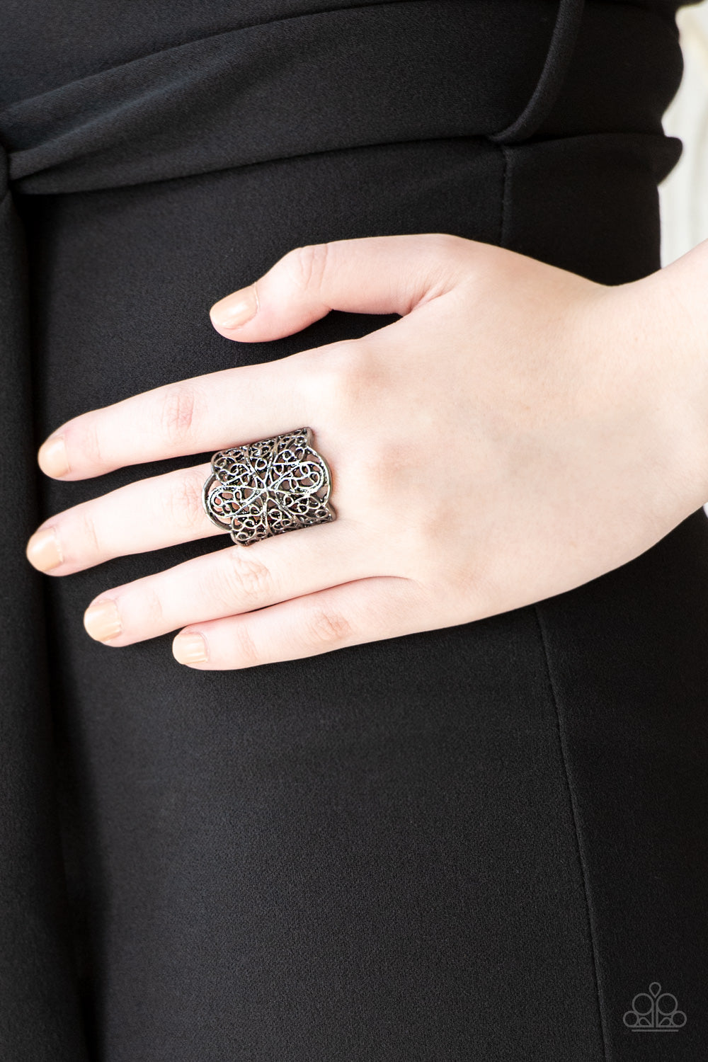 Paparazzi ♥ The Way You Make Me FRILL - Black ♥ Ring