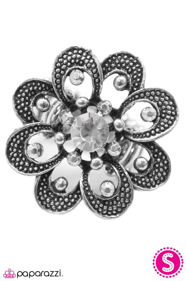 Paparazzi ♥ Growing Admiration - White ♥ Ring