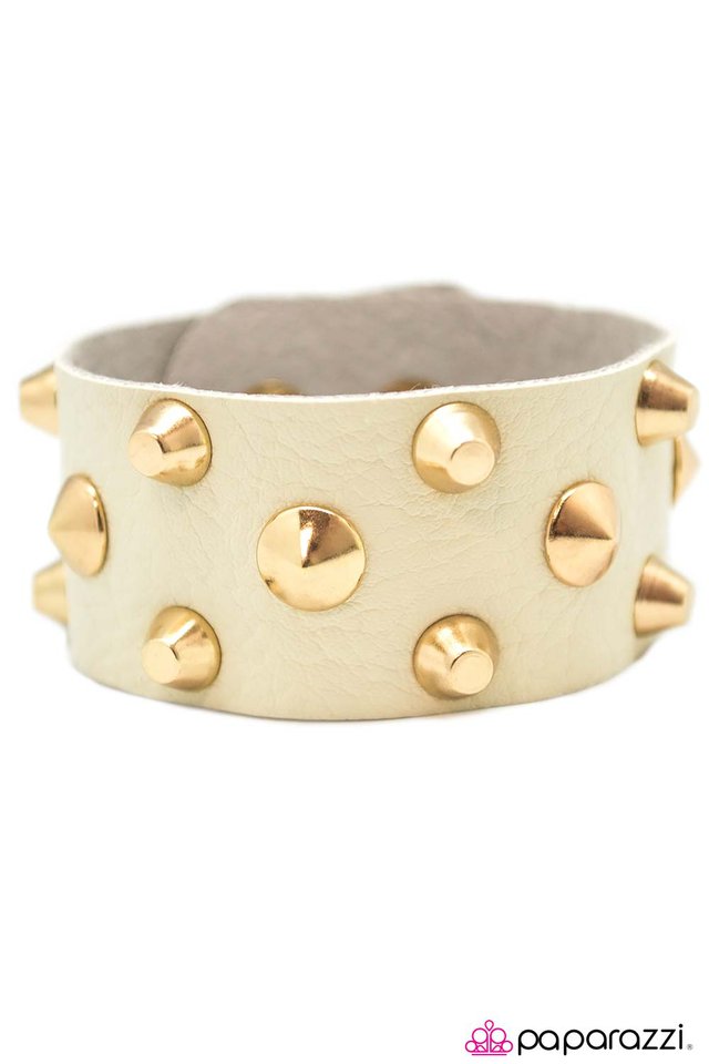 Paparazzi ♥ Coming In for A Landing - Gold ♥ Bracelet